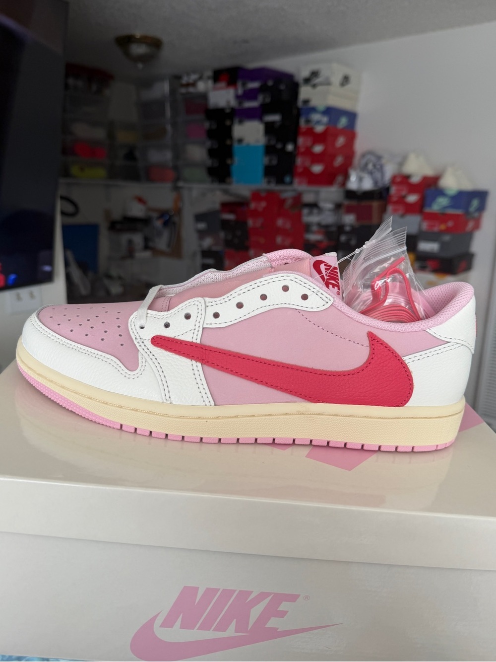 Jordan 1 low retro x Travis Scott tropical pink
Brand new